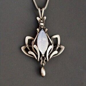 Lotus style Pendant with necklace